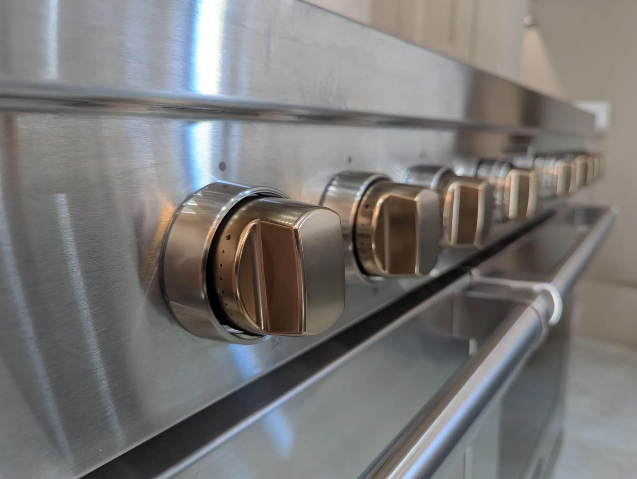 wolf-range-cooker-brass-knobs-showroom-handmade-kitchen-company (2)