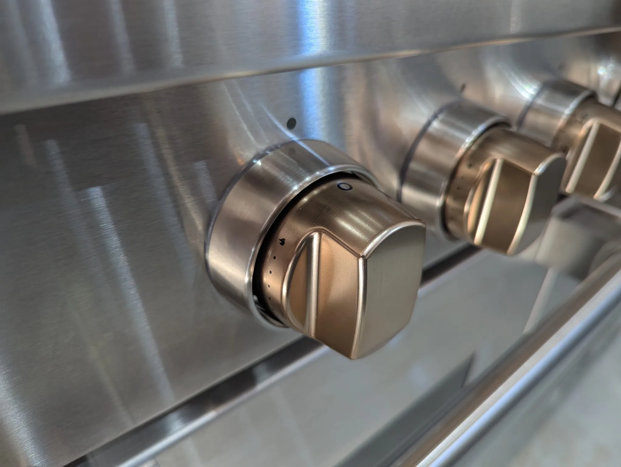 wolf-range-cooker-brass-knobs-showroom-handmade-kitchen-company (4)