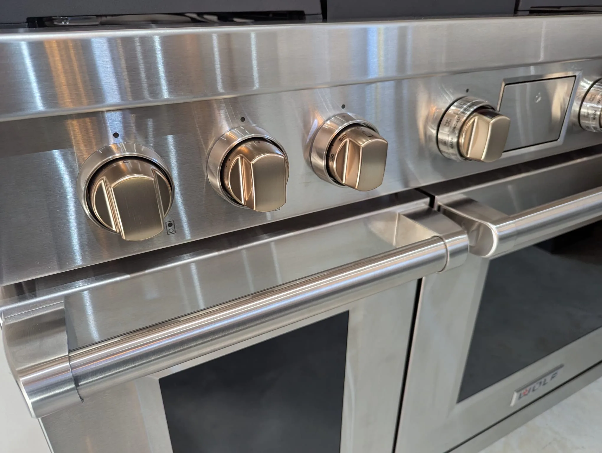 wolf-range-cooker-brass-knobs-showroom-handmade-kitchen-company